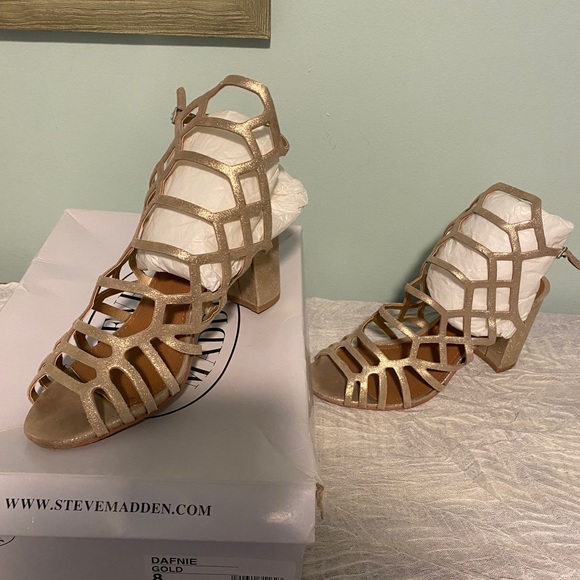 Steve Madden Daphne Gold Sandal. Size 8 - Picture 3 of 7